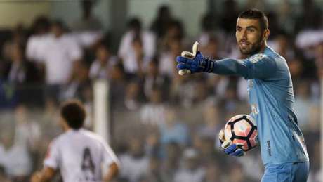 LANCE! Vanderlei fez pelo menos três grandes defesas que ajudaram a classificar o Santos (Foto: Marco Galvão / Fotoarena)