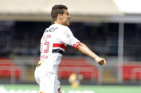 LANCE! Hernanes marcou dois e ainda deu assistência para o gol de Arboleda (Foto: Daniel Vorley/AGIF/Lancepress!)
