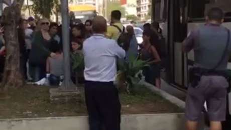 BBCBrasil.com Mulheres acolhem vítima na Avenida Paulista