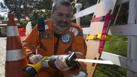 Claudio Bastos decidiu se tornar socorrista após vivenciar recuperação de amigo após atendimento; emprésario especializou-se na liberação de vítimas em ferragens 