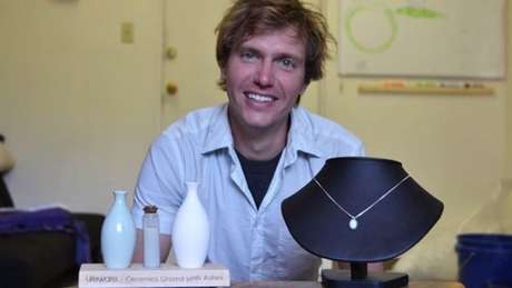 Na Chronicle Cremation, Justin Crowe transforma cinzas em objetos de decoração e joias