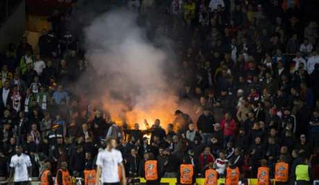 LANCE! Torcida alemã deu mau exemplo contra a República Tcheca (Foto: Robert Michel / AFP)