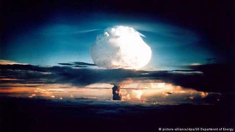 Divulgação Desenvolvida pelos EUA, a primeira bomba H foi detonada no Oceano Pacífico em 1952 e apagou a ilha Elugelab do mapa