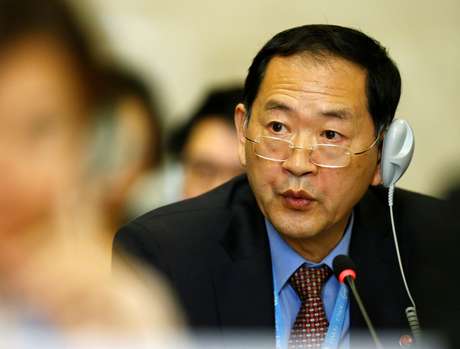 Embaixador da Coreia do Norte na Organização das Nações Unidas, Han Tae Song, durante Conferência sobre Desarmamento, na Suíça 05/09/2017 REUTERS/Denis Balibouse