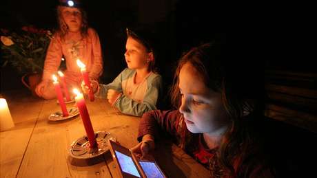 Meninas com celulares e velas Meninas com celulares e velas