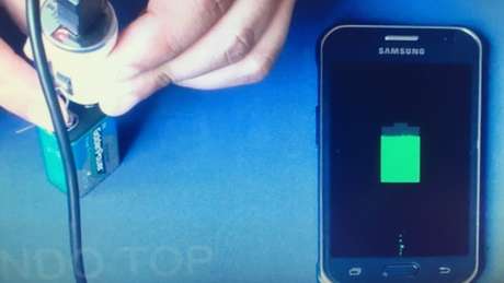 Celular sendo carregado Celular sendo carregado