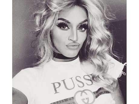 Pabllo Vittar não deixa os seguranças tirarem fã do palco e se diverte dançando com ele Pabllo Vittar não deixa os seguranças tirarem fã do palco e se diverte dançando com ele
