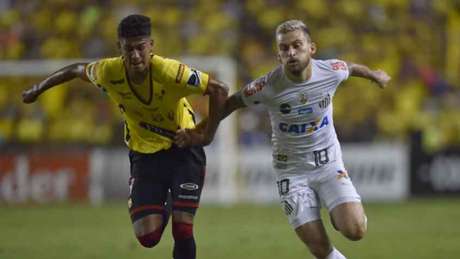 LANCE! Santos abriu o placar com Bruno Henrique, mas cedeu o empate ao Barcelona, no Equador (Foto: AFP)