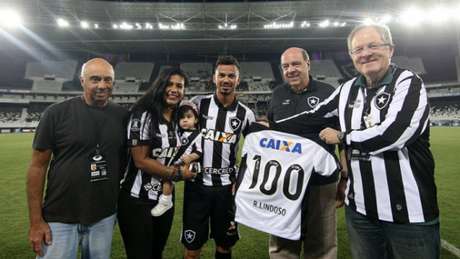 LANCE! Rodrigo Lindoso foi homenageado pela centésima partida com a camisa do Botafogo (Vitor Silva/SSPress/Botafogo)