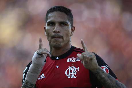 Guerrero comemora o gol que abriu o placar da vitória do Flamengo, na Ilha do Urubu.