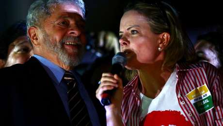 O ex-presidente Lula e a senadora Gleisi Hoffmann em comício em Curitiba no último dia 13