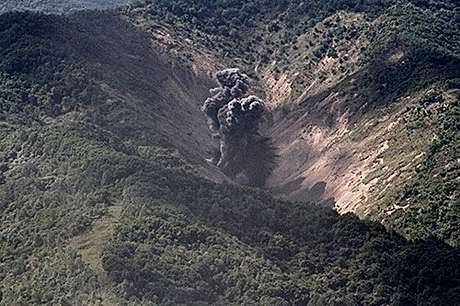Getty Images Bombas explodem em meio a montanhas durante exercícios militares conjuntos da Coreia do Sul e dos Estados Unidos
