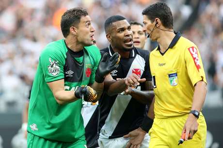 O auxiliar de arbitragem Eduardo Valadão é cercado pelos jogadores do Vasco após o gol feito por Jô com o braço.