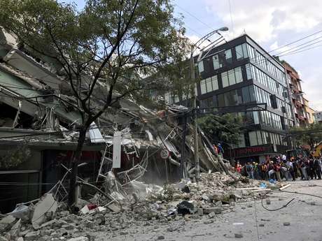 Equipes de resgate trabalham nas buscas por sobreviventes em prédio que desabou na cidade do México após terremoto