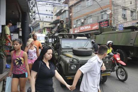 Forças Armadas garantem a segurança na favela da Rocinha. Algumas escolas da zona sul do Rio suspenderam aulas por falta de segurança