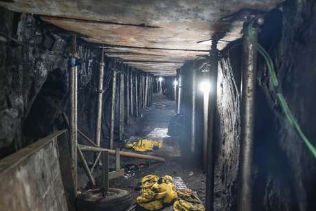 Polícia descobre um túnel que levaria ao cofre principal do Banco do Brasil, na Chácara Santo Antônio, zona sul de São Paulo.