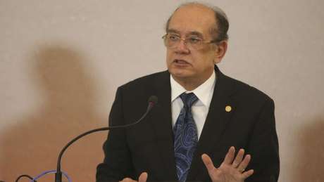 Ministro Gilmar Mendes discursa diante de um microfone