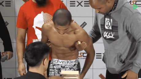 Daniel Lima precisa ser amparado para se manter de pé durante pesagem do Pancrase 290 (FOTO: Reprodução) Daniel Lima precisa ser amparado para se manter de pé durante pesagem do Pancrase 290 (FOTO: Reprodução)