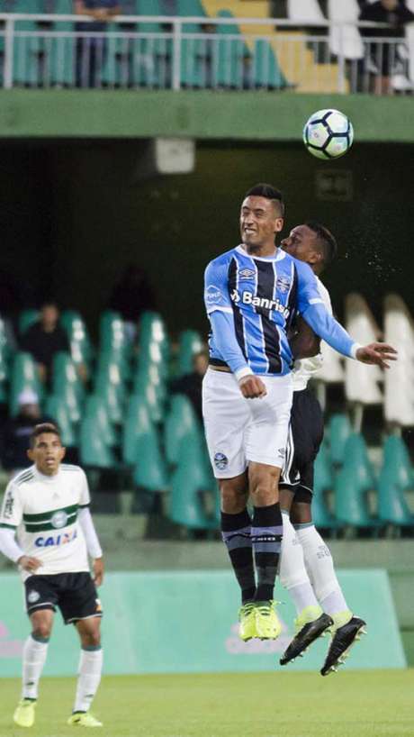 LANCE! Partida em Curitiba teve nível técnico baixo. Grêmio aproveitou única chance criada com a boa rolando. (Guilherme Artigas Agência Lancepress!)