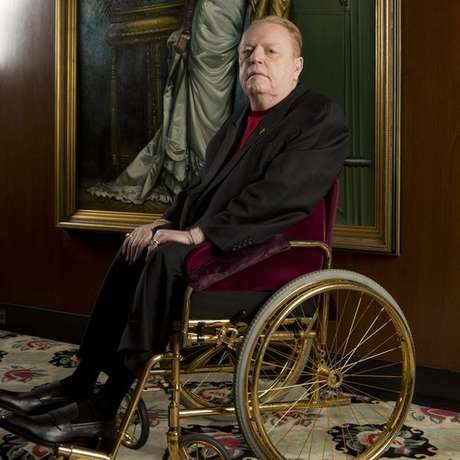 Larry Flynt ofereceu US$ 10 milhões por informações que provoquem o impeachment do presidente dos EUA Larry Flynt ofereceu US$ 10 milhões por informações que provoquem o impeachment do presidente dos EUA