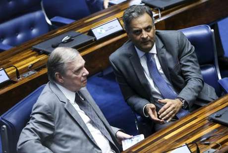 Senador Tasso Jereissati ao lado do colega Aécio Neves, que reassumiu o mandato após ter sido afastado por determinação da Primeira Turma do STF 