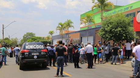 Movientação na frente de escola após crime