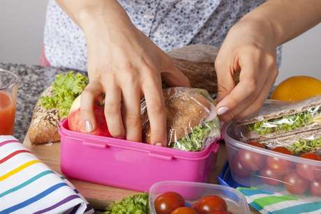 Planeje um cardápio semanal e escolha um dia para preparar os alimentos com calma e armazená-los em potes