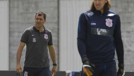 Carille trabalha bola aérea defensiva e volta a testar Camacho e Clayson