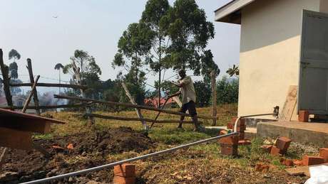 Um cano saindo dos banheiros em direção a um prédio onde ficam as pilhas | Foto: Bristol BioEnergy Centre 