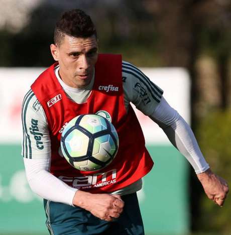 Moisés durante treino na Academia de Futebol. Ele foi poupado da atividade desta tarde (Foto: Cesar Greco) Moisés durante treino na Academia de Futebol. Ele foi poupado da atividade desta tarde (Foto: Cesar Greco)