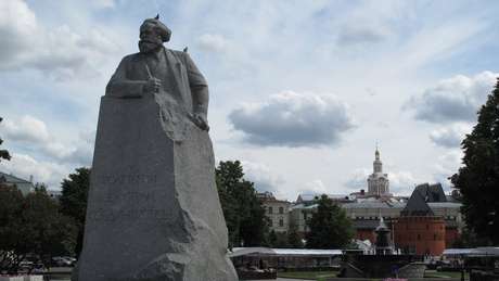 Estátua de Marx em Moscou simboliza importância de pensador alemão para história do país 