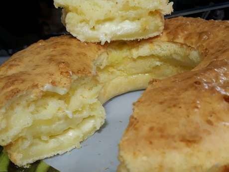 Pão de queijo de forma recheado