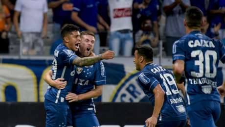 LANCE! Jogadores do Cruzeiro comemoram a vitória sobre o Fluminense (Foto: Washington Alves/Light Press/Cruzeiro)