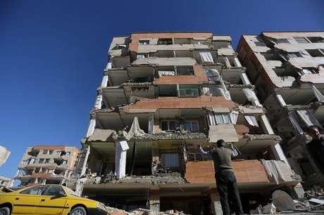 Homem observa prédio danificado na localidade de Sarpol-e Zahabm em Kermanshah, no Irã
13/11/2017 REUTERS/Tasnim News Agency 
