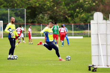 Goleiro do Bahia se arrisca em cobrança de falta em seu atual clube. Lembra alguém? (Felipe Oliveira/ Bahia) Goleiro do Bahia se arrisca em cobrança de falta em seu atual clube. Lembra alguém? (Felipe Oliveira/ Bahia)