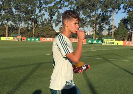 João Pedro deixa o gramado após treinar com os profissionais do Palmeiras - FOTO: Fellipe Lucena João Pedro deixa o gramado após treinar com os profissionais do Palmeiras - FOTO: Fellipe Lucena