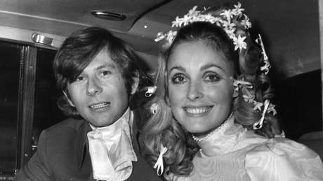BBCBrasil.com Roman Polanski e Sharon Tate vestida de noiva, dentro de um carro.
