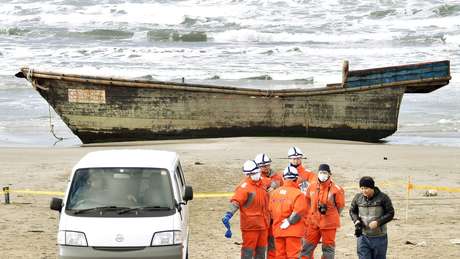 Autoridades japonesas tentam identificar os corpos encontrados em embarcação precária, sem equipamentos de navegação