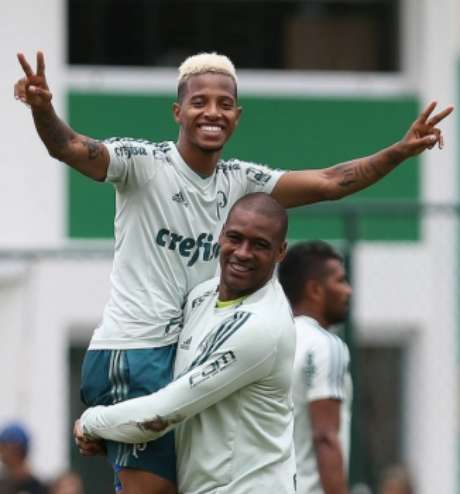 Tchê Tchê e Jailson durante treino