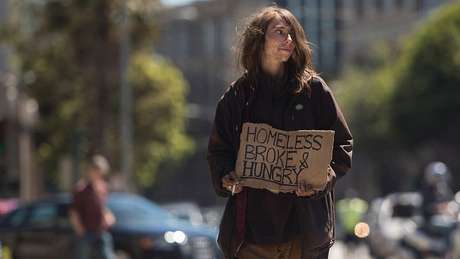 Moradora de rua pede dinheiro nas ruas de San Francisco, nos EUA; dados revelam um país de contrastes