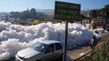 A cidade de Pirapora do Bom Jesus, no interior de SP, sofre com a espuma produzida pelos poluentes que se acumulam no rio | Foto: Rafael Pacheco/Prefeitura de Pirapora do Bom Jesus