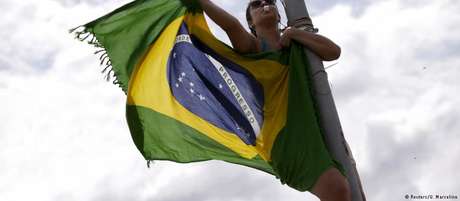 Brasileiros se mostraram bastante equivocados em temas como gravidez na adolescência e acesso a smartphones