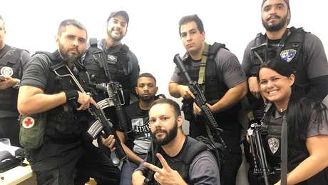 Policiais comemorando prisão em fotos nas redes sociais; para socióloga, captura não muda a dinâmica da criminalidade no Rio