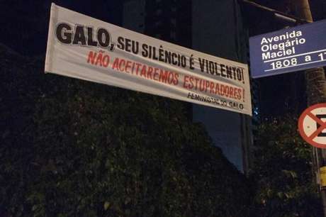 Outra faixa continua a frase "Galo, seu silêncio é violento. Não aceitaremos estupradores".