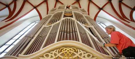 Organista faz limpeza do Órgão de Bach na Igreja de São Tomás, em Leipzig Organista faz limpeza do Órgão de Bach na Igreja de São Tomás, em Leipzig