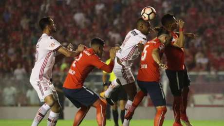 Juan admite que o jogo foi difícil, mas acredita em virada rubro-negra no Maraca (Foto: Gilvan de Souza / Flamengo) Juan admite que o jogo foi difícil, mas acredita em virada rubro-negra no Maraca (Foto: Gilvan de Souza / Flamengo)