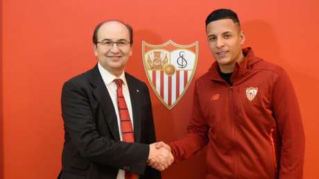 Arana já posou com a camisa do Sevilla (Foto: Divulgação) Arana já posou com a camisa do Sevilla (Foto: Divulgação)