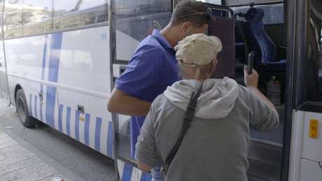 Giles pega ônibus para visitar o Muro das Lamentações, em Jerusalém