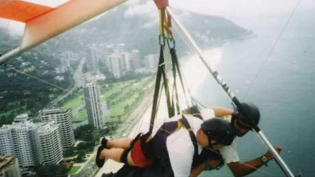 Aventuras de Giles incluem voo de asa-delta sobre a praia de São Conrado, no Rio de Janeiro, em 2004