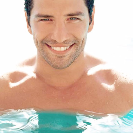 Foto do ator e cantor grego Sakis Rouvas, usada para ilustrar perfil falso | Foto: Reprodução/Instagram